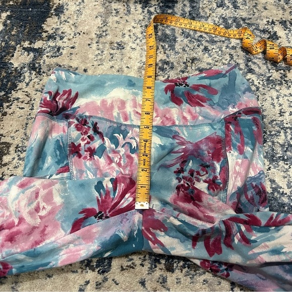 Weekends by Chico’s Fabulously Slimming Artistic Floral Pocket Leggings Size S - Picture 8 of 10